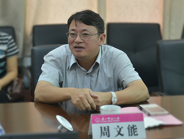 自治区科技厅副厅长周文能对实验室建设情况提出建设性的意见