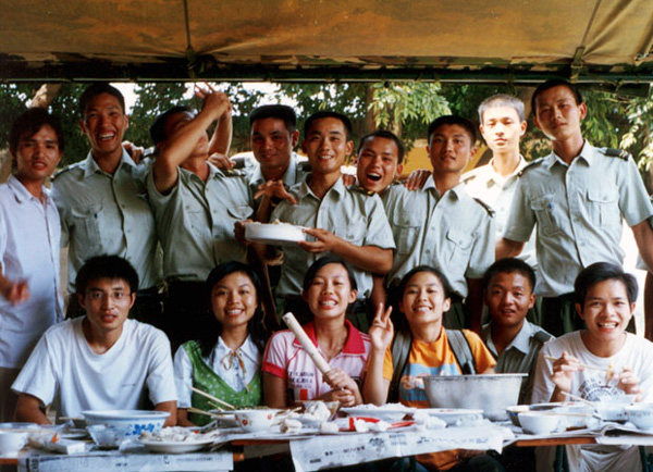 学生和官兵们包完饺子后合影留念。