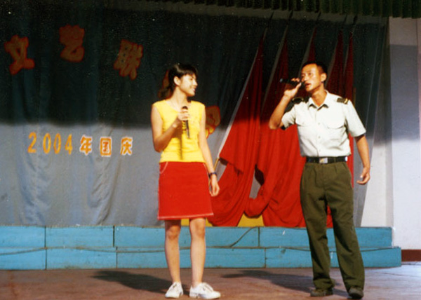 在文艺联欢会上，学生代表和部队战士同台合唱。
