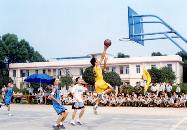 法商学院学生与部队官兵正在进行篮球友谊赛。
