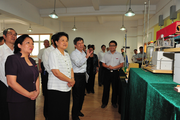 在教育部基础教育课程研究中心，刘延东等领导同志了解中心实施科学探究教育情况