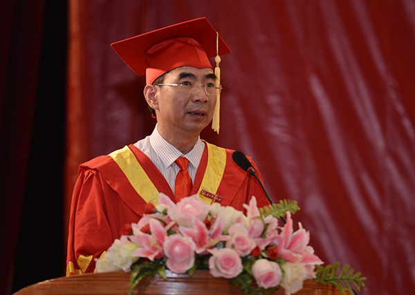 校长梁宏在毕业典礼上致辞（图片由宣传部　王董　大学生通讯社　张钰千拍摄）