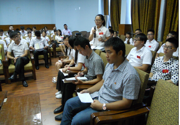 高校学生会干部踊跃发言