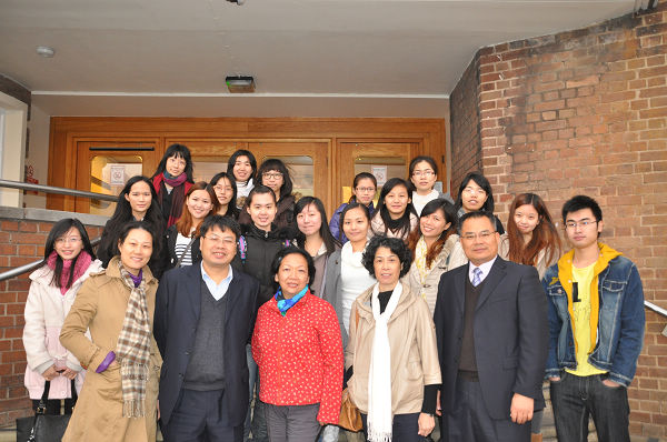 王枬书记一行与在格林多大学学习的我校部分学生合影