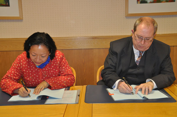 王枬书记代表我校与格林多大学校长迈克尔•斯科特（Michael Scott）签署协议