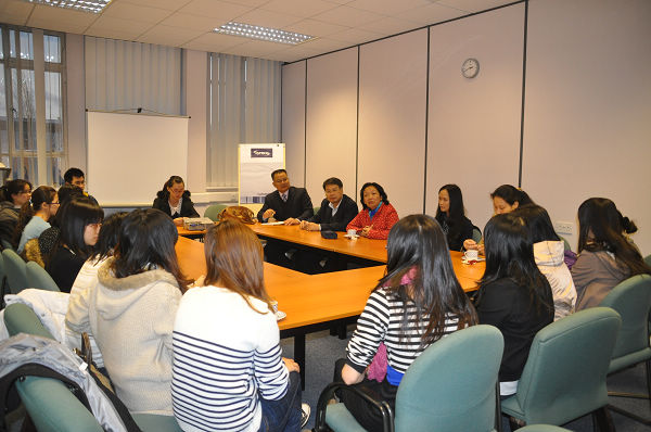 王枬书记一行与在格林多大学学习的我校学生座谈