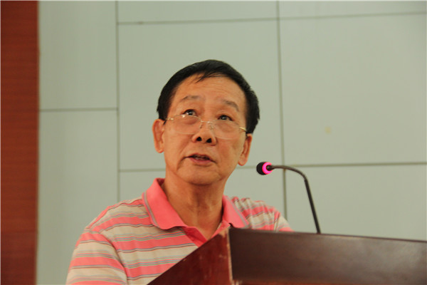 我校文学院1978级校友、文学评论家、资深编辑邓祝仁教授为我校师生作讲座