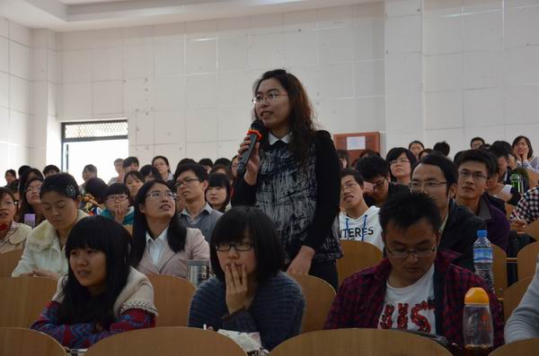学生们踊跃提问