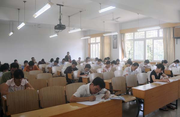 考生们在认真答题。