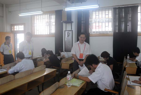 唐仁郭副书记在巡考。