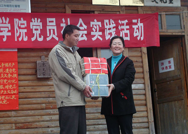 教科院为古板村捐赠了有关果树种植的书籍和音像制品。