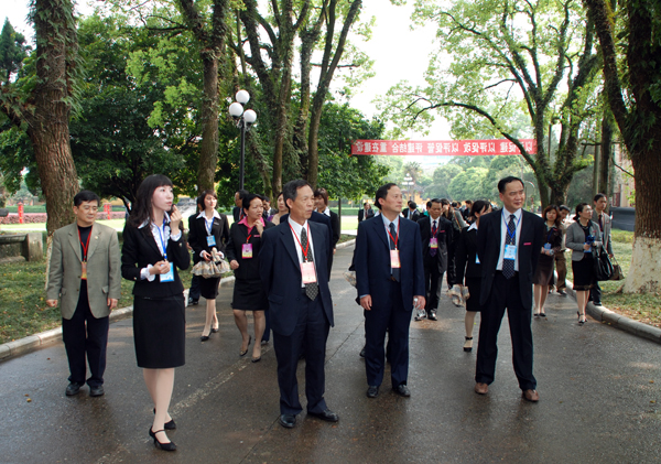 评估专家考察校内实习训练基地。
