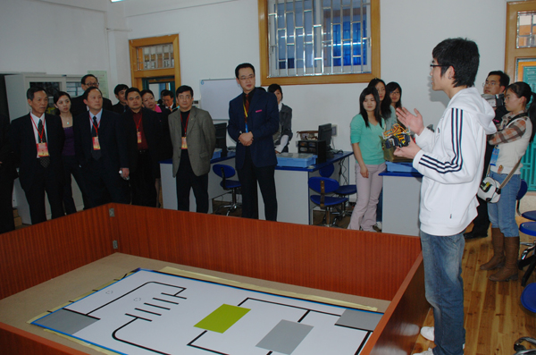 评估专家考察教育科学学院智能机器人实验室。