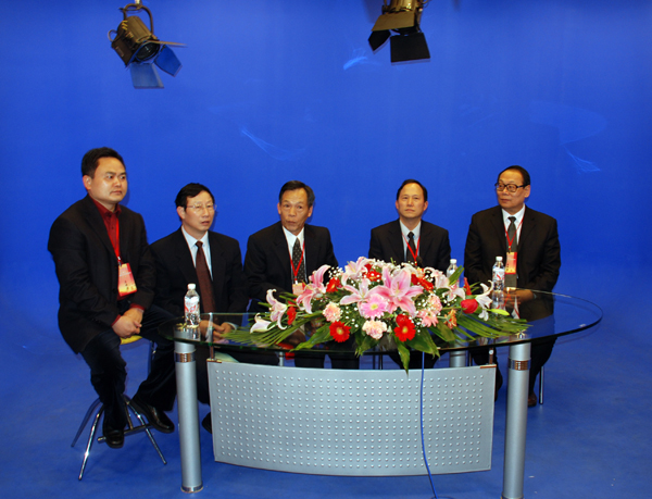 评估专家考察教育科学学院虚拟演播室。