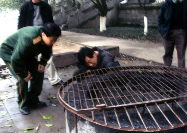 中国消防博物馆筹建办负责人实地考察王城校区古建筑的消防管理工作。