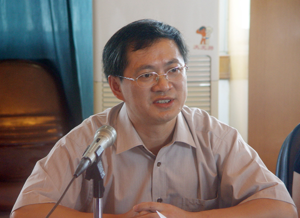 校党委副书记唐仁郭讲话。