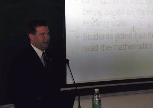 GARY FURMAN先生在为数学科学学院的师生做了关于“数学技术素养”的讲座。