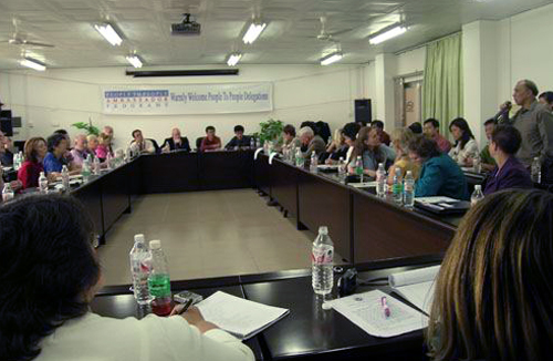 代表团成员与数学科学学院师生座谈。