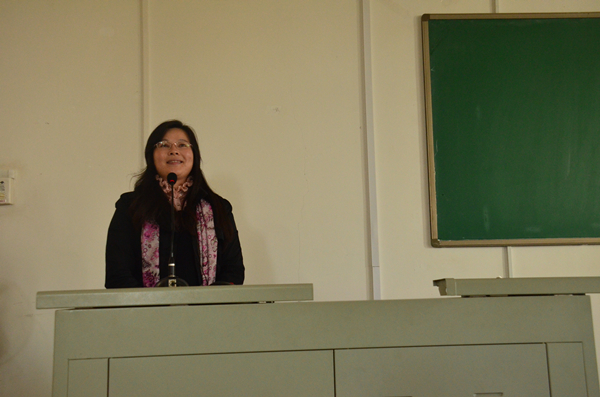 戴丽萍老师热心为学生解答（大学生通讯社 陈荟霖）