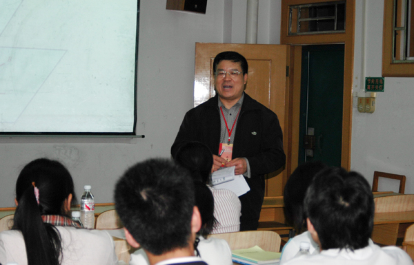 沈孝本教授对我校学生进行教学技能测试。