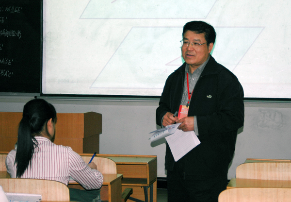 沈孝本教授对我校学生进行教学技能测试。