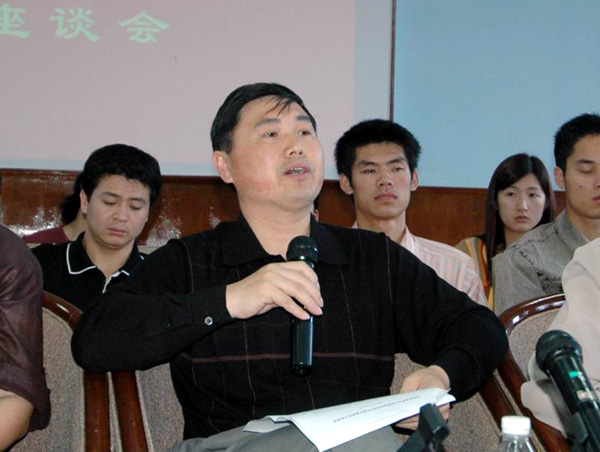 校党委张鹏副书记在会上发言。（周永健摄）