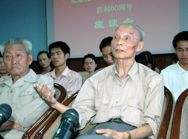 钟文典教授在会上发言。（冯建和摄）