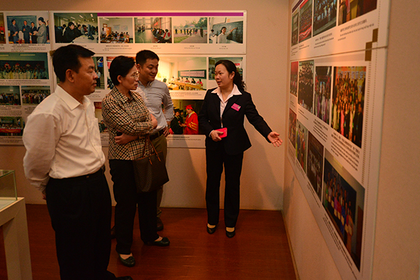 自治区党委统战部常务副部长刘长林、自治区高工委副书记秦敬德参观我校越南纪念馆