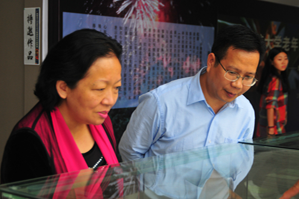王枬书记与覃卫国副校长在认真观看诗词作品展(大学生通讯社 黄敏静/摄）
