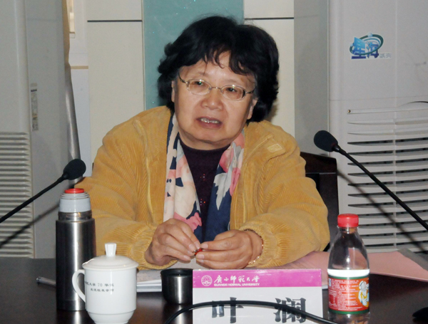 叶澜教授在会上讲话。