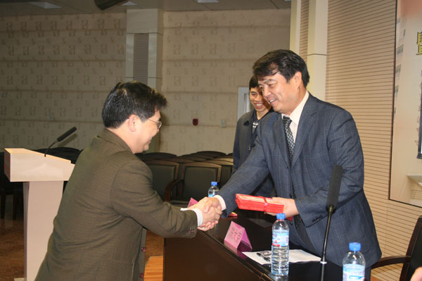 我校党委书记陈大克给全体学员颁发结业证书