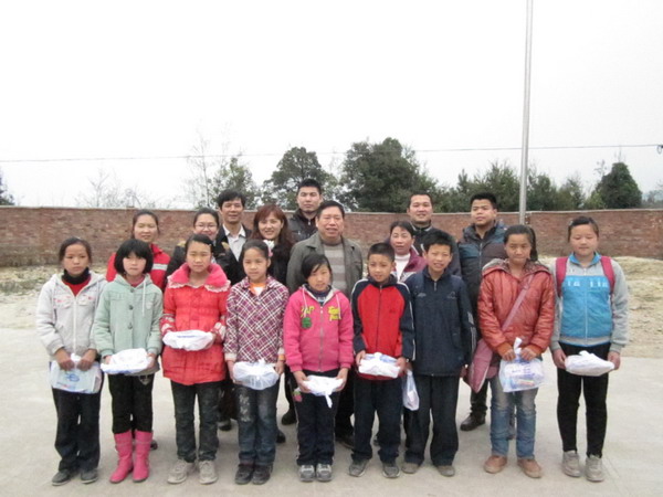 后勤集团代表们与学生合影留念