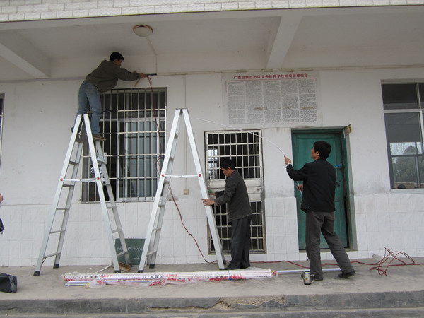 后勤集团水电工为教室进行线路维修