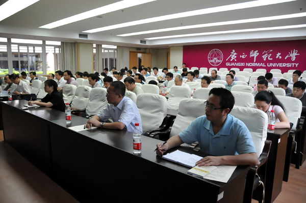 与会人员认真聆听王源平副书记讲话