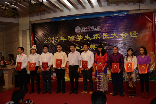 梁宏校长给海外校友会机构成员颁发聘书