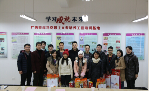 团区委领导与我校留校学生合影