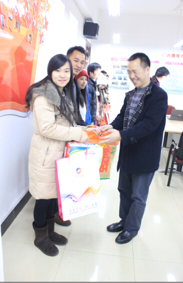 刘玄启副书记代表团区委为我校留校学生送上慰问品