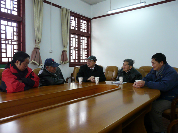 蔡昌卓副校长与离休老干部交谈