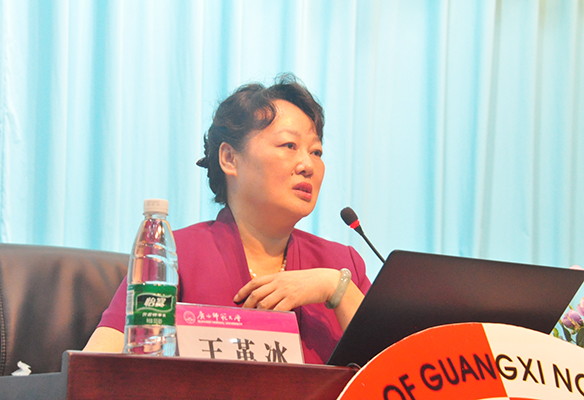 自治区妇联主席王革冰在作讲座（大学生通讯社 苏朗 摄）