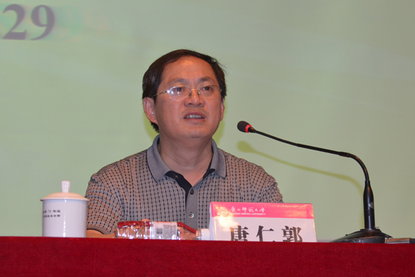 校党委副书记唐仁郭主持报告会