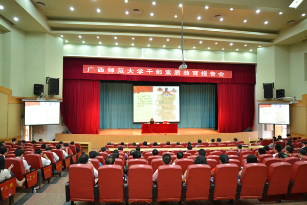 报告会现场（大学生通讯社 陈园园 黄敏静 摄）