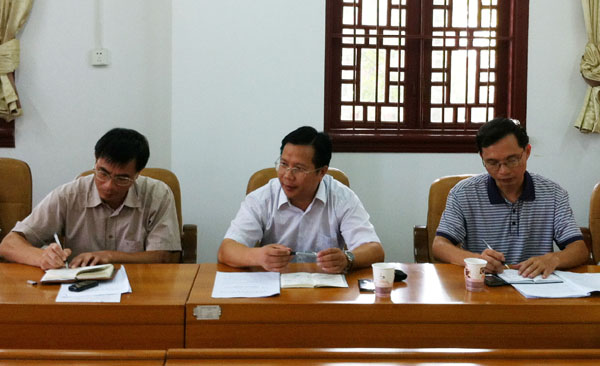 覃卫国副校长(图中)讲话