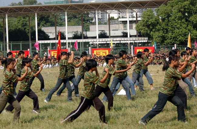 中文系女生正在进行军体拳表演。