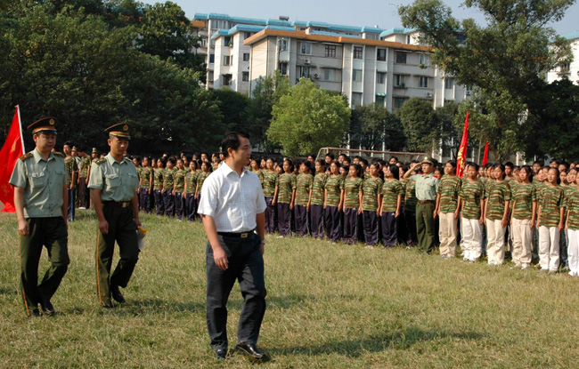校党委陈大克书记在检阅军训队伍。