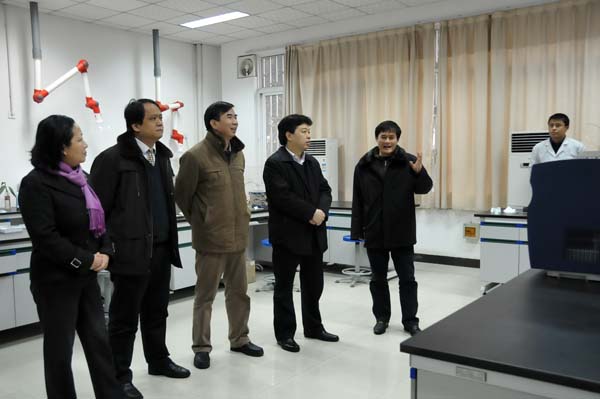 校领导陪同范世祥一行参观考察我校药用资源化学与药物分子工程教育部重点实验室