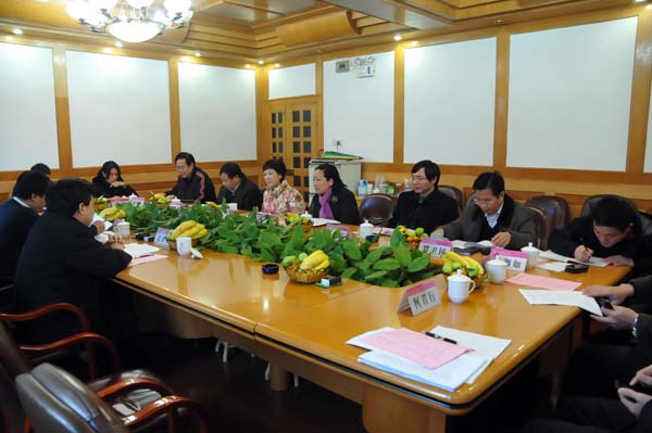 双方在行政楼会议室座谈