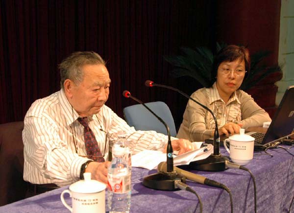 图为梁羽生先生（左一）给我校师生作报告