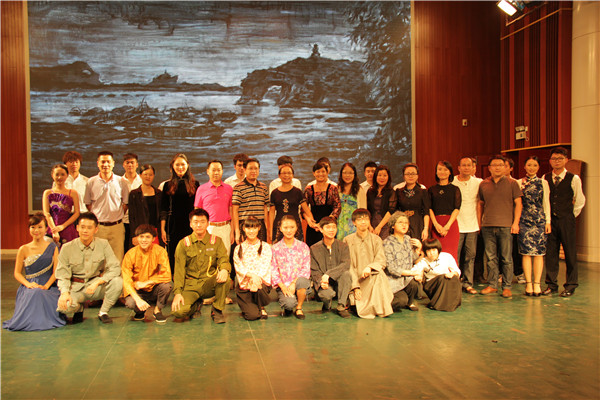 老师们与演职人员合影