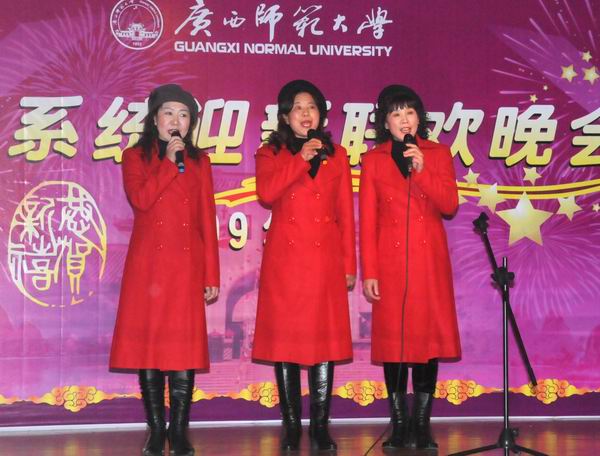 农工师大总支女生小组唱《纺织姑娘》。