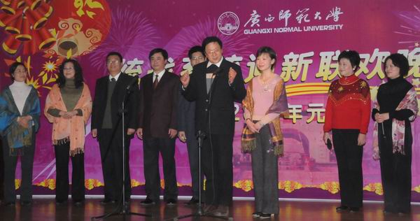 民进师大支部表演的小合唱《相逢是首歌》。